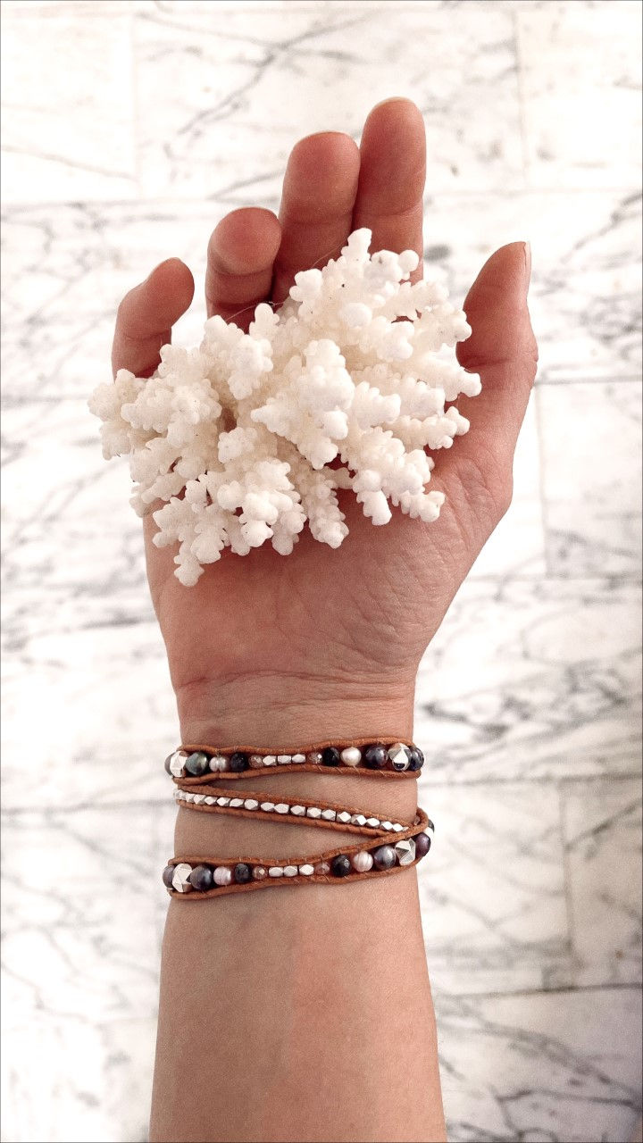 Thumbnail: Bracelet Wrap Vintage Arwen pierres naturelles perles de culture femme 3 tours porté