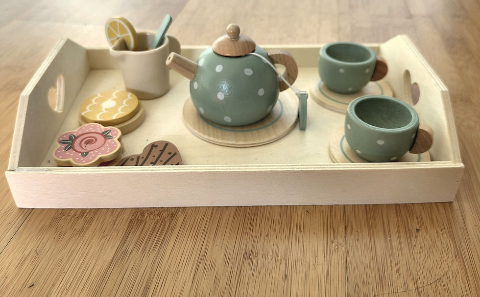 Teeservice aus Holz mit Teekanne, Tassen und Keksen auf einem Tablett