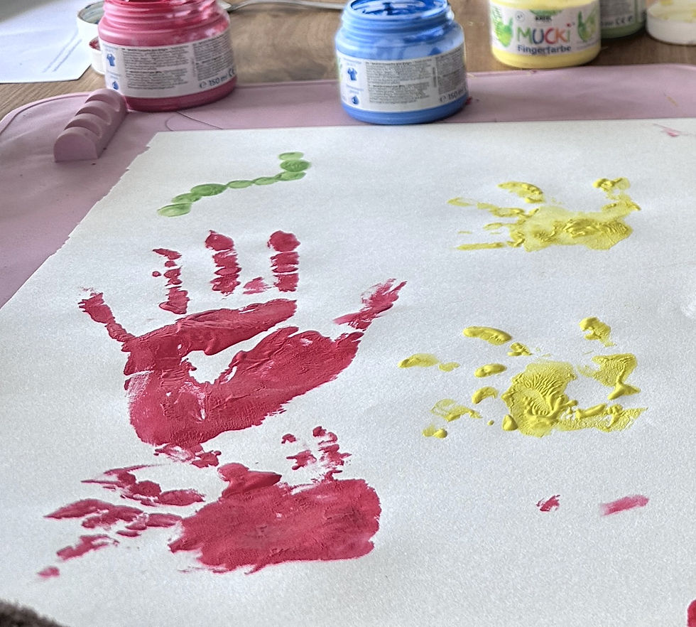 Handabdrücke mit Fingerfarben auf Papier
