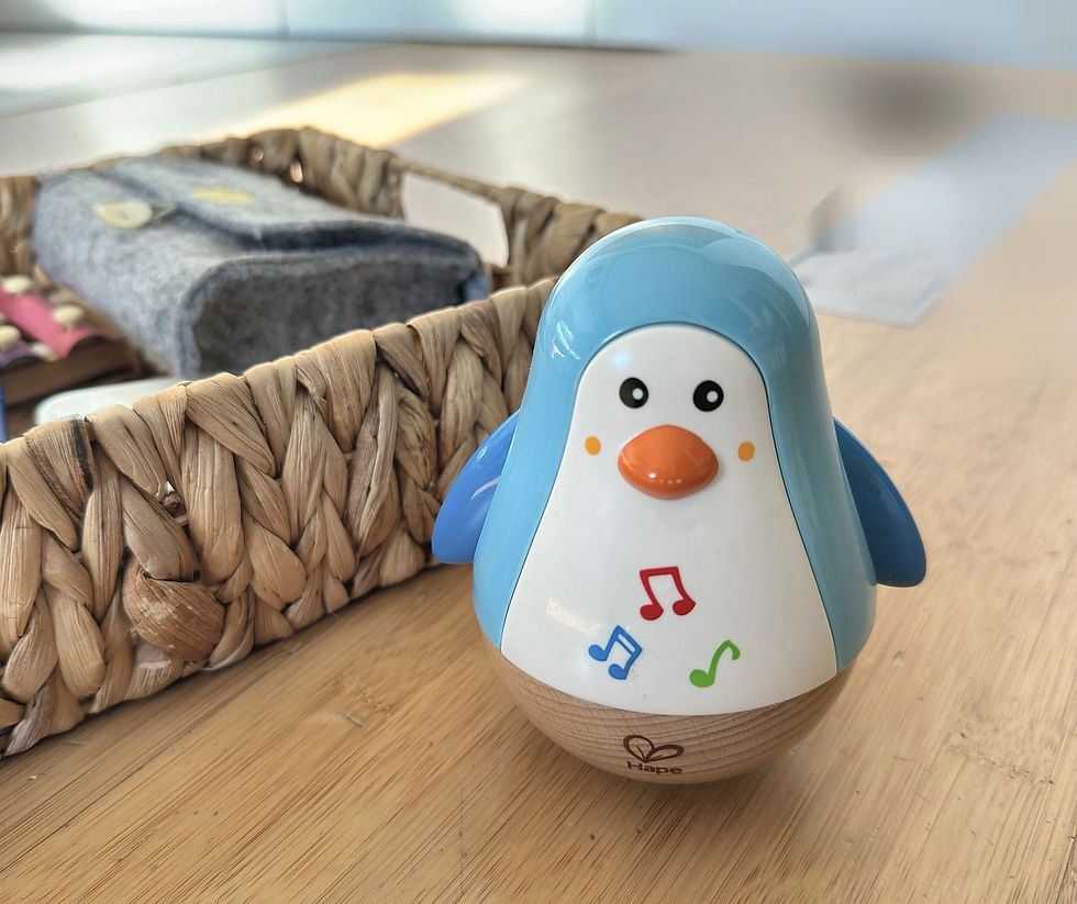 Stehauf-Pinguin aus Holz mit Glöckchen