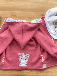 Wollwalkjacke in himbeer mit aufgesticktem Katzen-Motiv