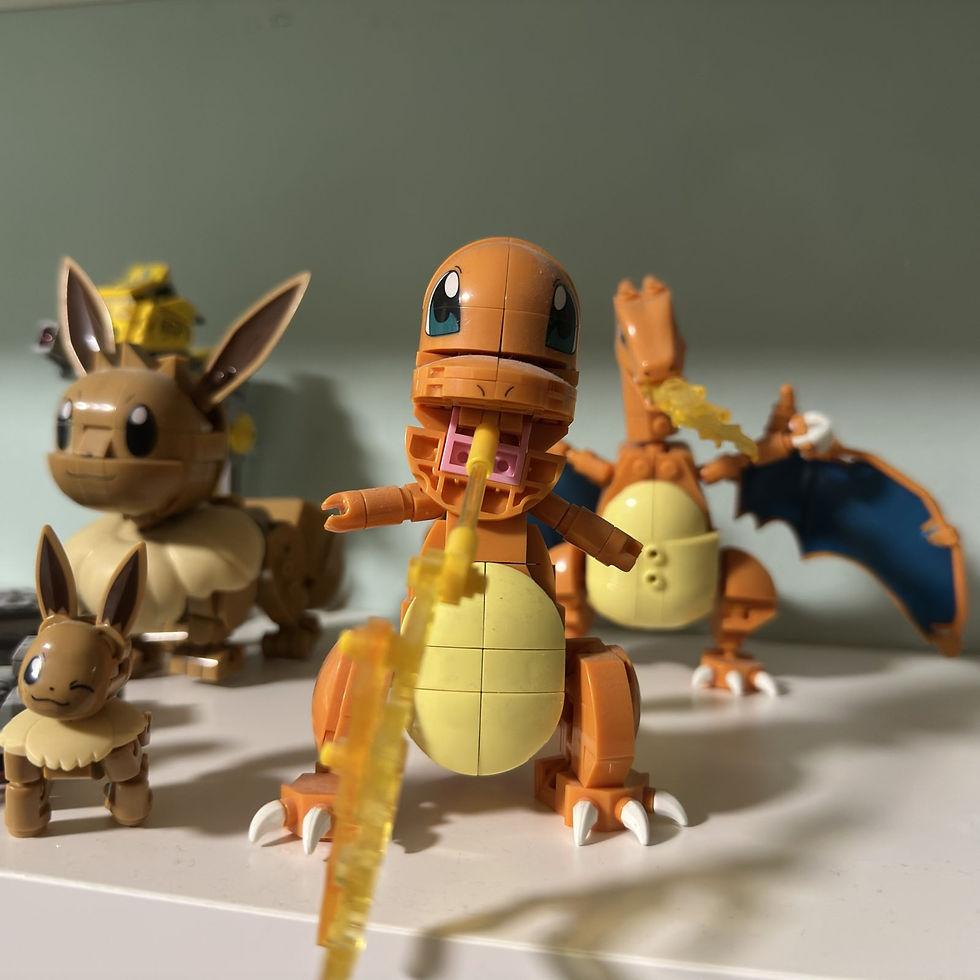 MEGA Pokémon Bausets Glumanda, Glurak und Evoli im Kinderzimmerregal