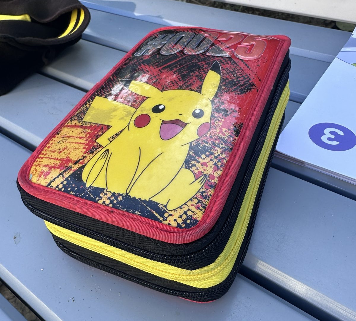 Pokémon-Federschachtel mit Pikachu und drei Reißverschluss-Fächern nach zwei Schuljahren