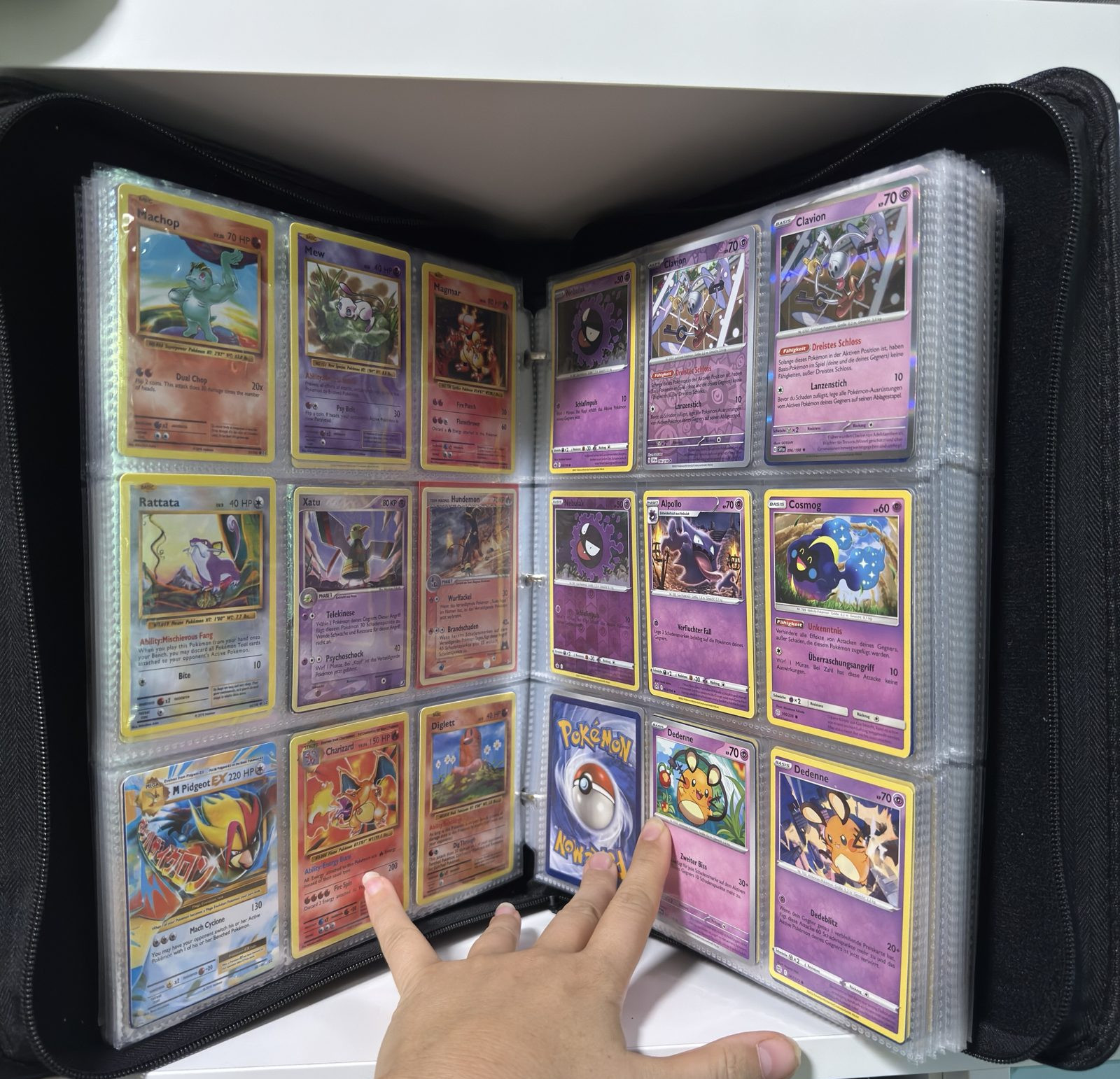 Pokémon-Sammelordner mit Reißverschluss und eingebauten Hüllen voller Karten