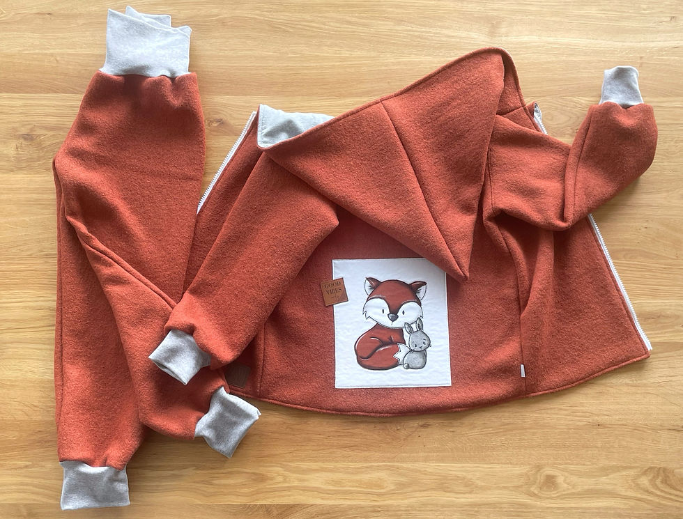 Walkjacke und Wollwalk-Hose in rost mit aufgesticktem FUchs