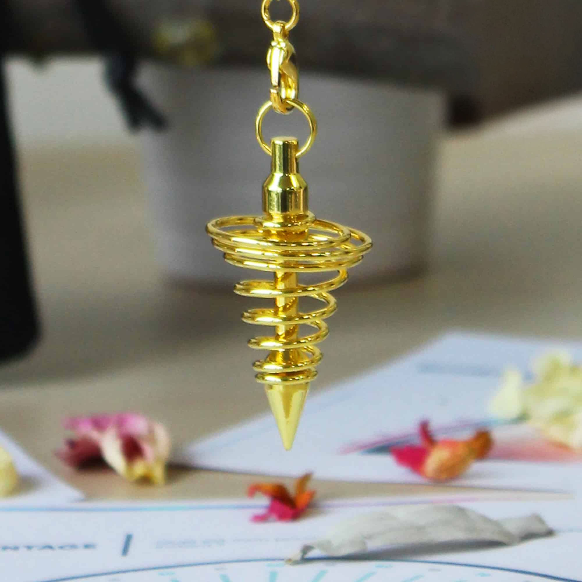 Pendule spirale en laiton doré