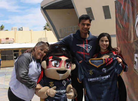 Equipo de futbol rápido Savage visita FCPyS y premia a estudiantes