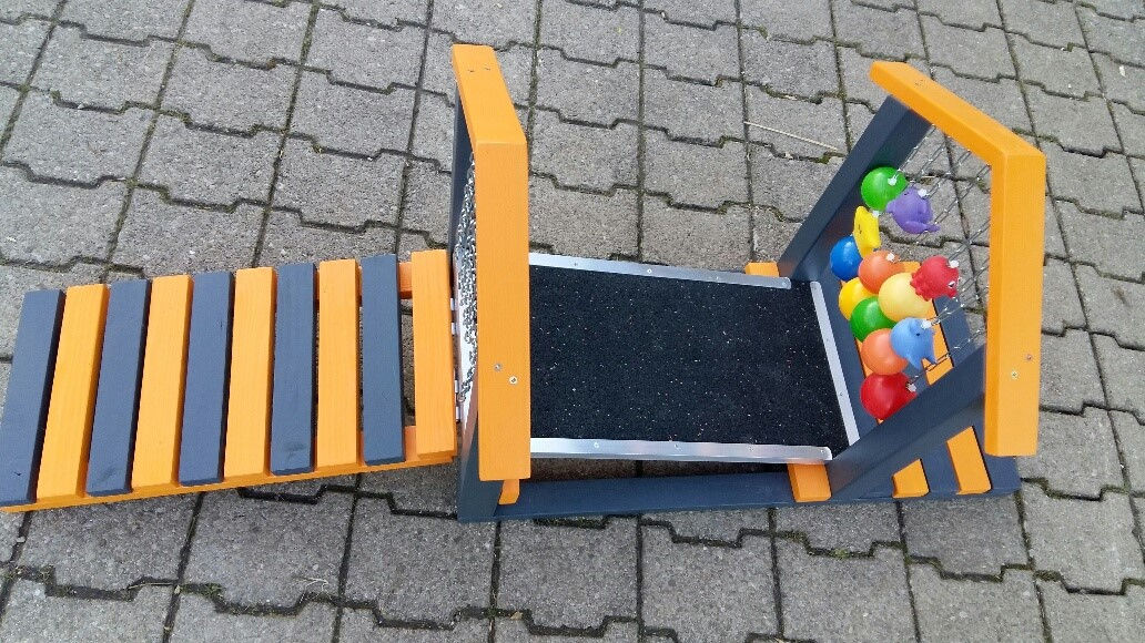 Rampe mit Ketten- und Bällevorhang