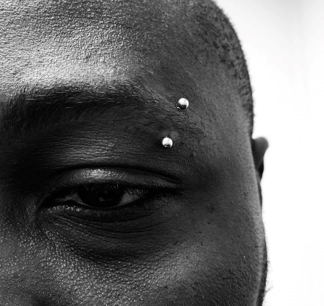 Illustration d'un piercing arcade réalisé chez American Body Art, mettant en valeur le style personnel et l'unicité. Un choix audacieux pour s'exprimer au-dessus de l'œil.