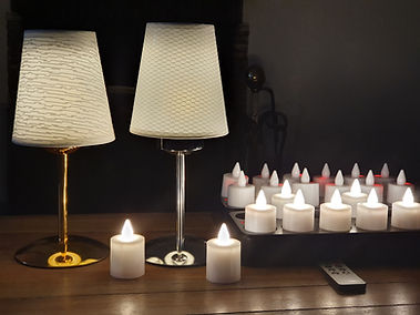 Spécialement conçu pour les lampes de table avec abat-jour.
• 4X plus d’intensité qu’une bougie LED classique.
• Éclaire tout l’abat-jour !
• Sans fil - sans flamme - sans fumée - sans odeur
• Éclairage : éclat blanc
• 2 effets lumineux : Oscillant : effet flamme + Fixe : +25% de luminosité
• Temps de charge : 6 h
• Autonomie : jusqu’à 12 h
• Télécommande fournie