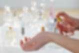 mano perfume rociado