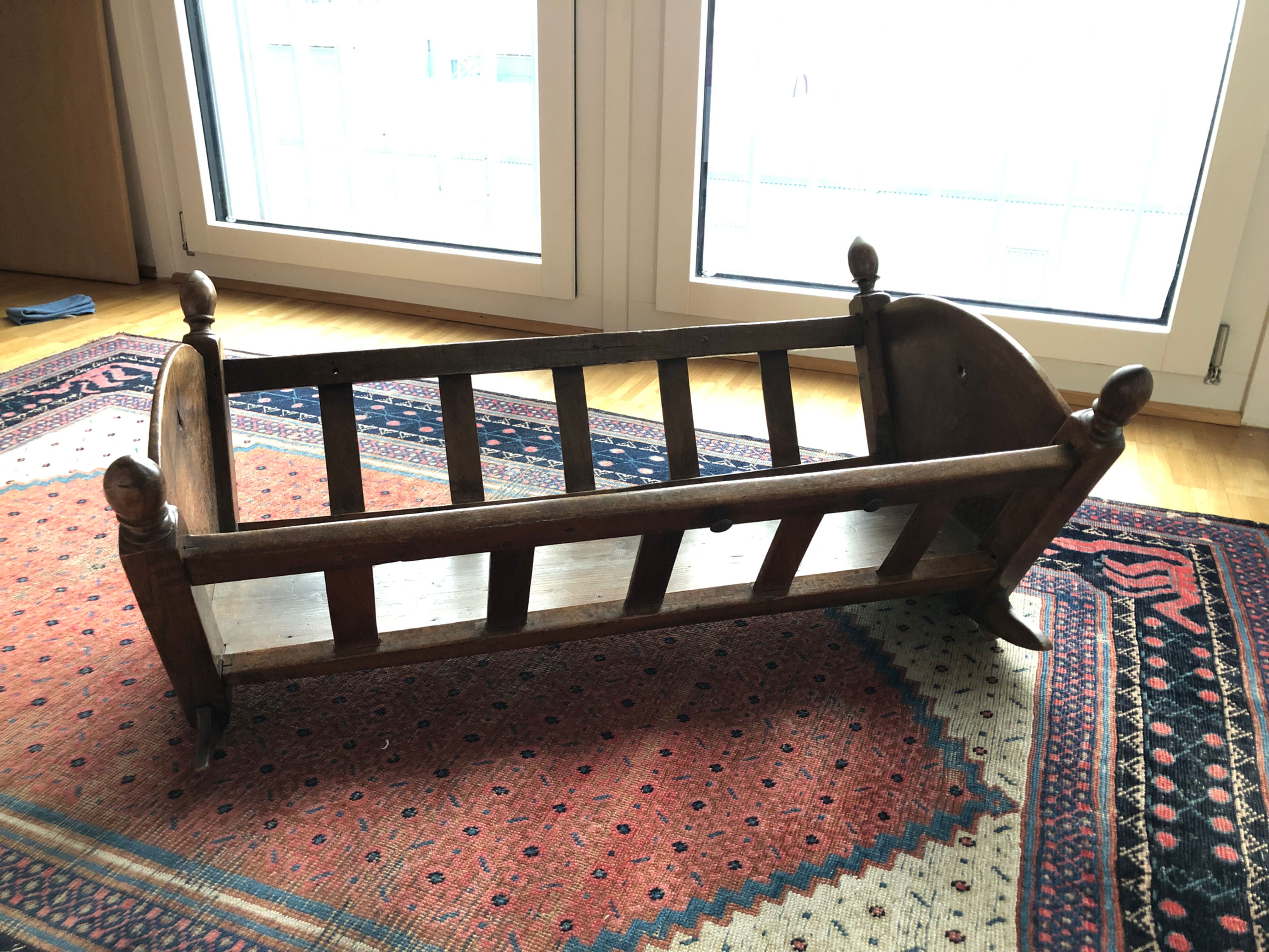 Culla antica di fattura pregiata, legno