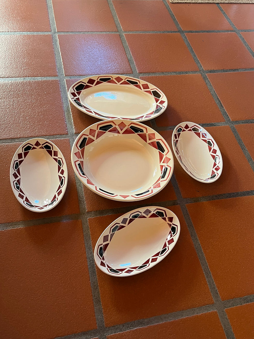 Miniaturbild: Maiolica Art Déco, 1 vassoio ovale, 1 grande piatto rotondo e 3 vassietti ovali