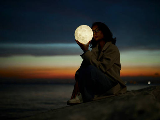 A RELAÇÃO ENTRE AS MULHERES E A LUA