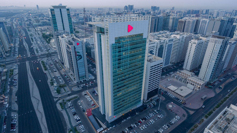 بنك أبوظبي التجاري يؤكّد إعادة تفعيل خدمات التطبيق المصرفي للأفراد