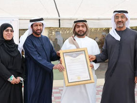 "الفجيرة الاجتماعية الثقافية" تهدي الشيخ أحمد بن حمد بن سيف الشرقي نسخة من "وثيقة الاستدامة الثقافية"