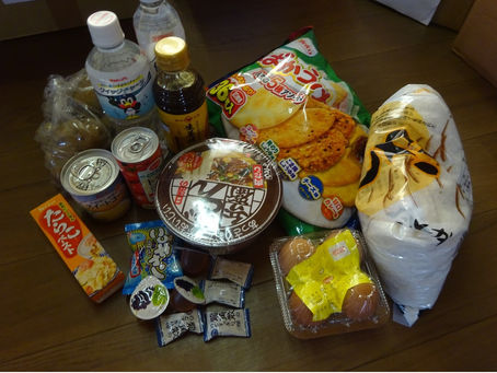 7月18日、パントリー準備の様子。袋がいっぱい