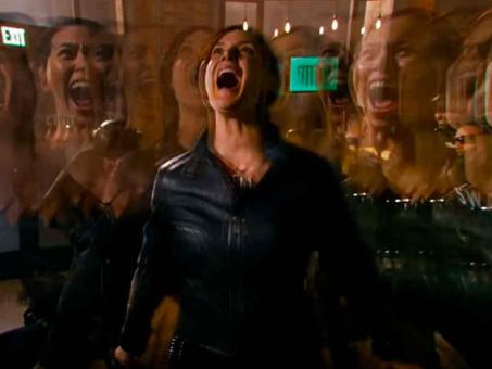 Matrix Resurrections clasificada R en EUA