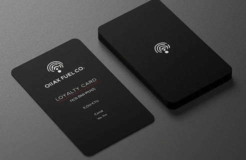 بدي بطاعة سوداء معها مغلف باسم OIIAX FUEL COوبدي ينكتب عليها انها بطاقة Loyalty Card Colle