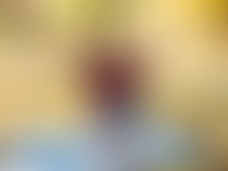 Sieviete ar klēpjdatoru parkā priecīgi paceļ rokas – simbols pārejai no izdegšanas uz plūsmu un vieglāku ienākumu modeli.