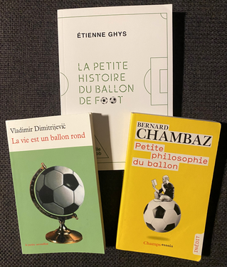 Trois livres avec ballon