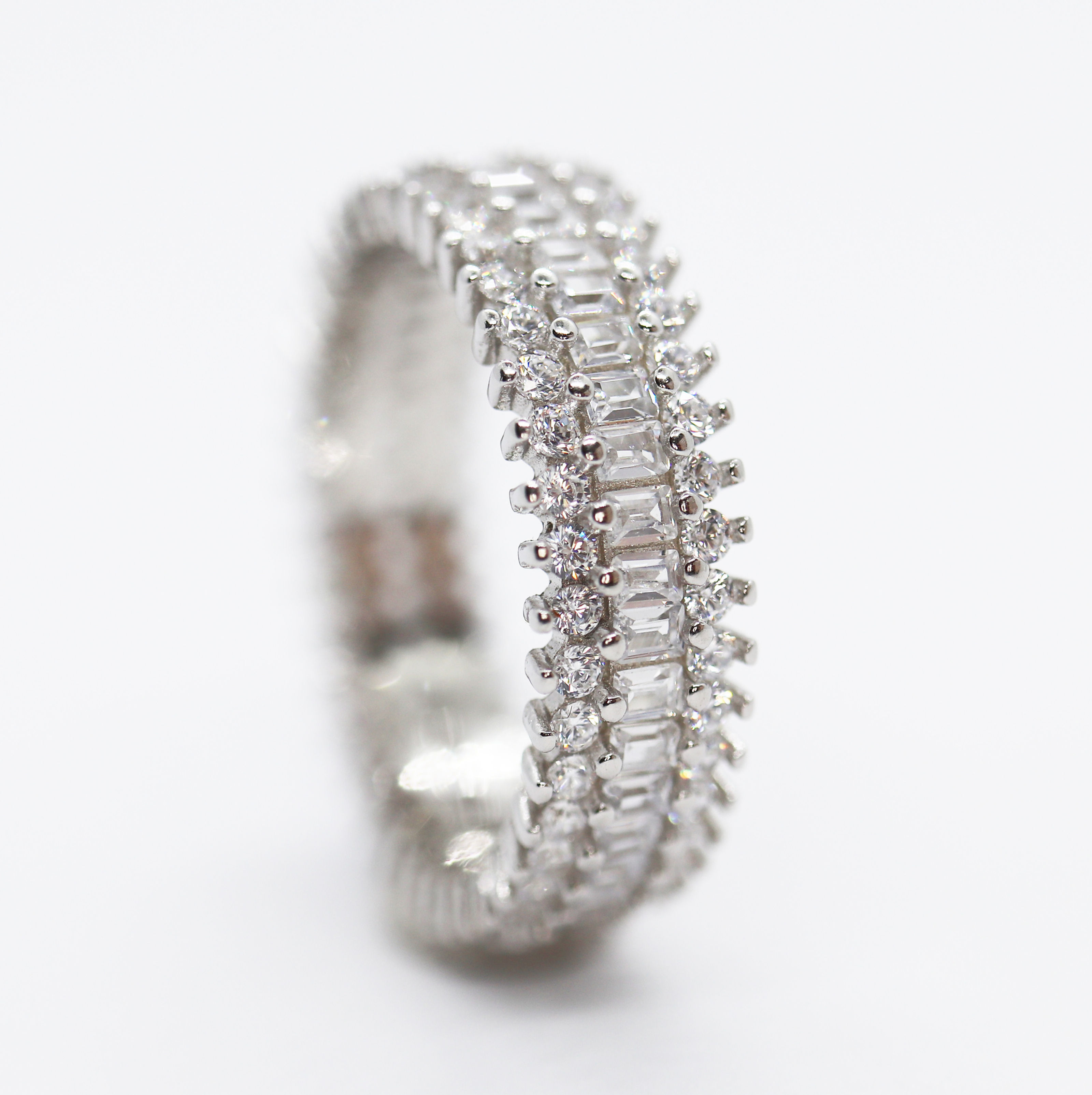 SR2067 Anillo Plata .925 Baño de Rodio y Zirconias