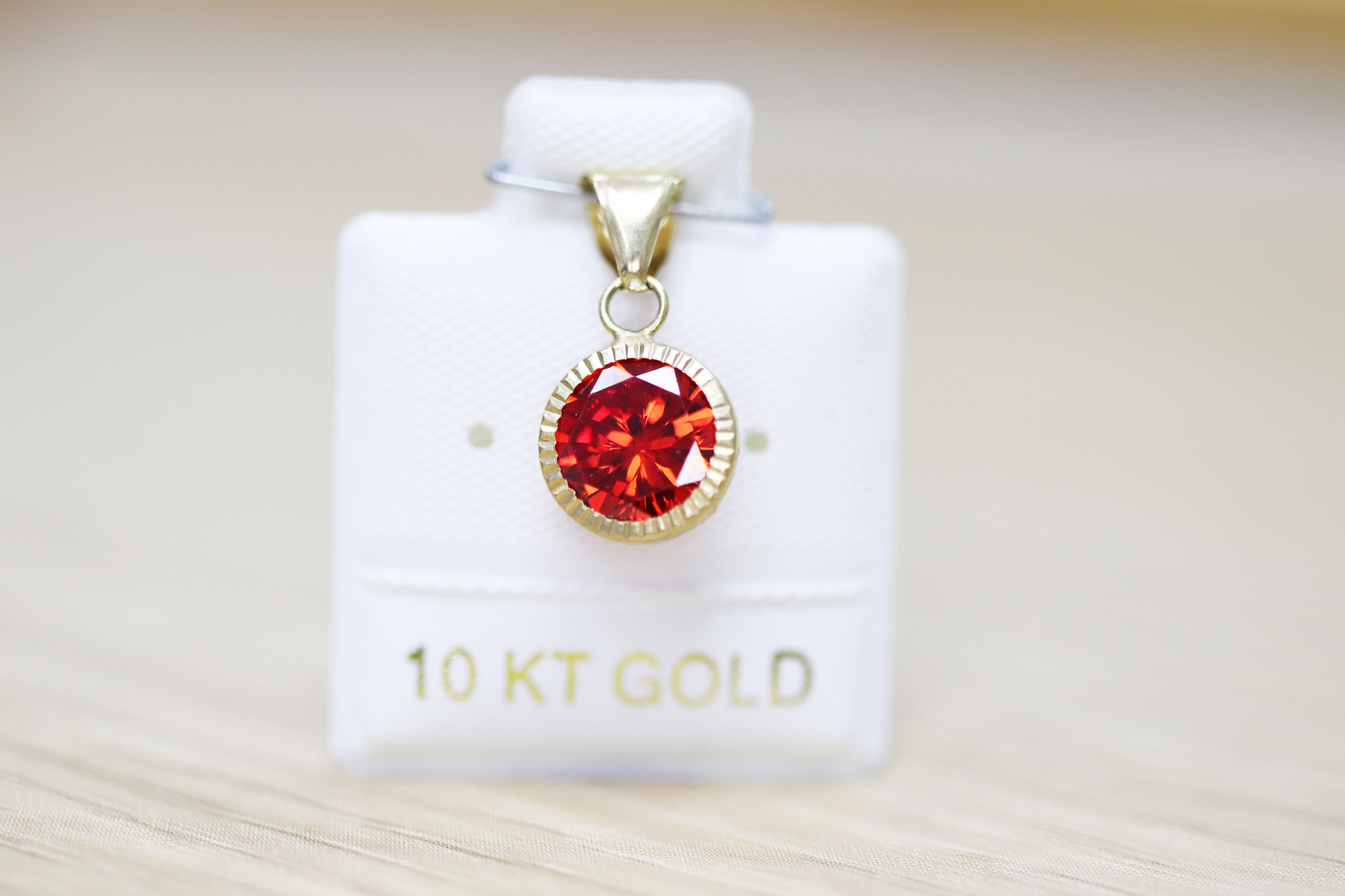 BOC17DRJ Mini dije 10K diamantado 8mm rojo