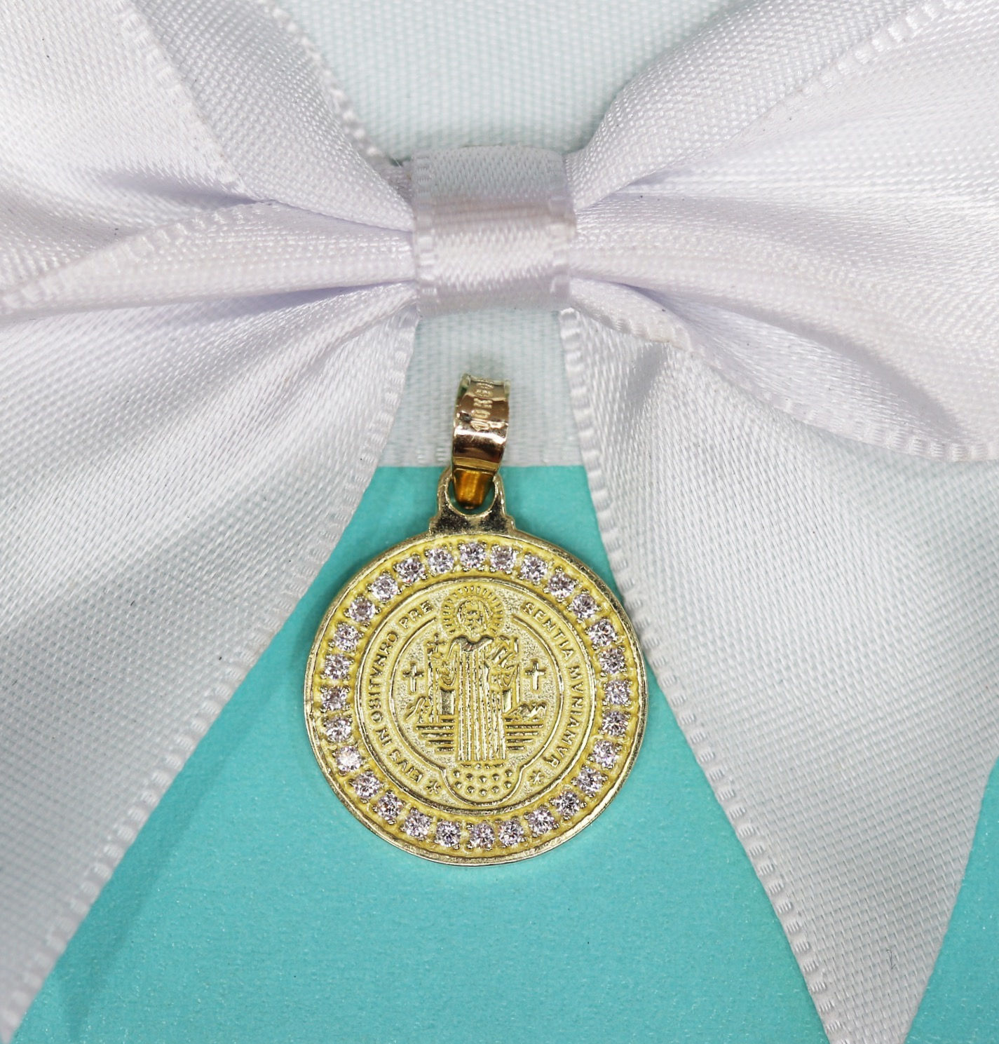 M29 Medalla San Benito Oro 10K con zirconias 2.5g/1.7cms