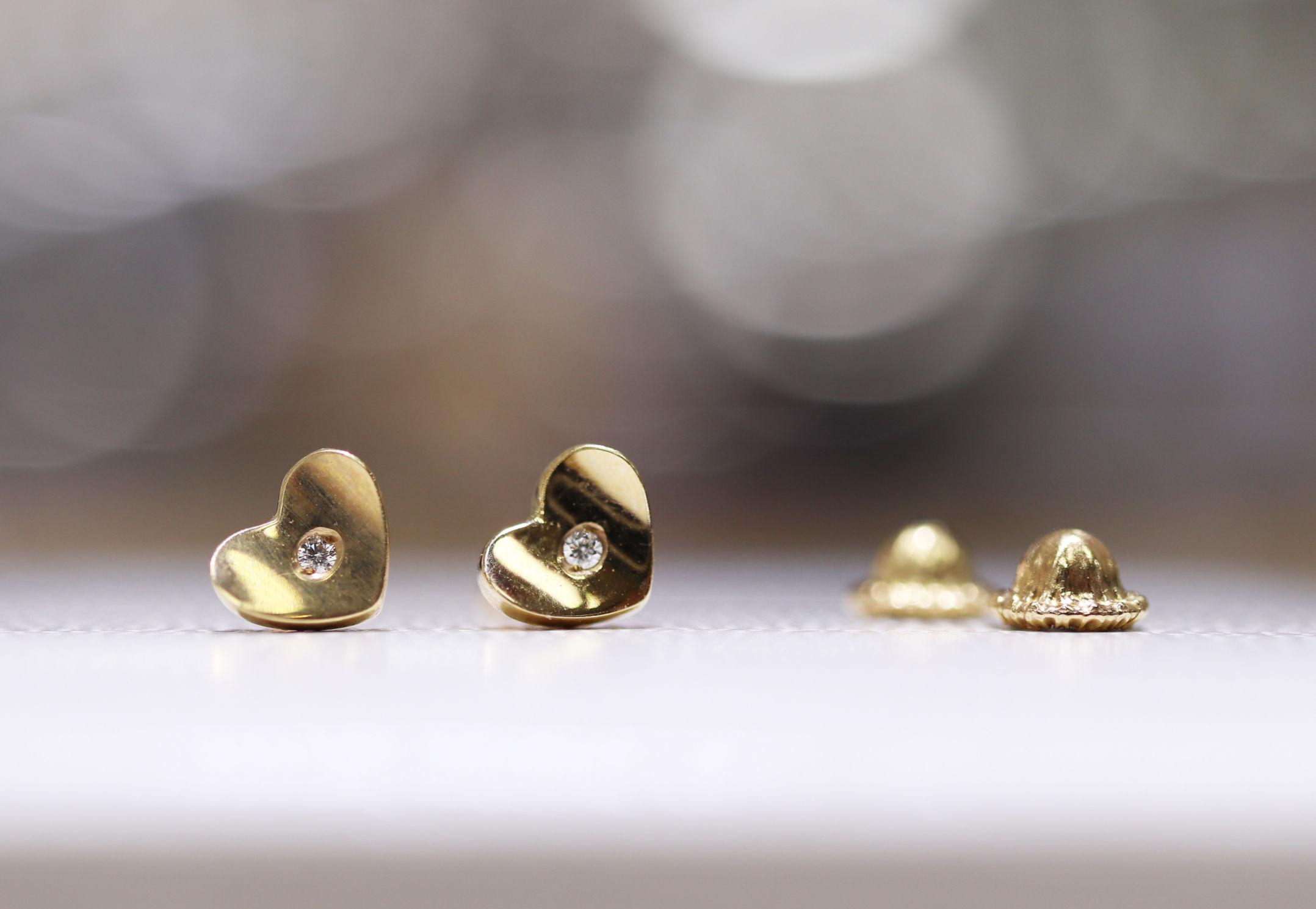 BR12793 Broquel Oro 14k con Chispa de diamante corazón