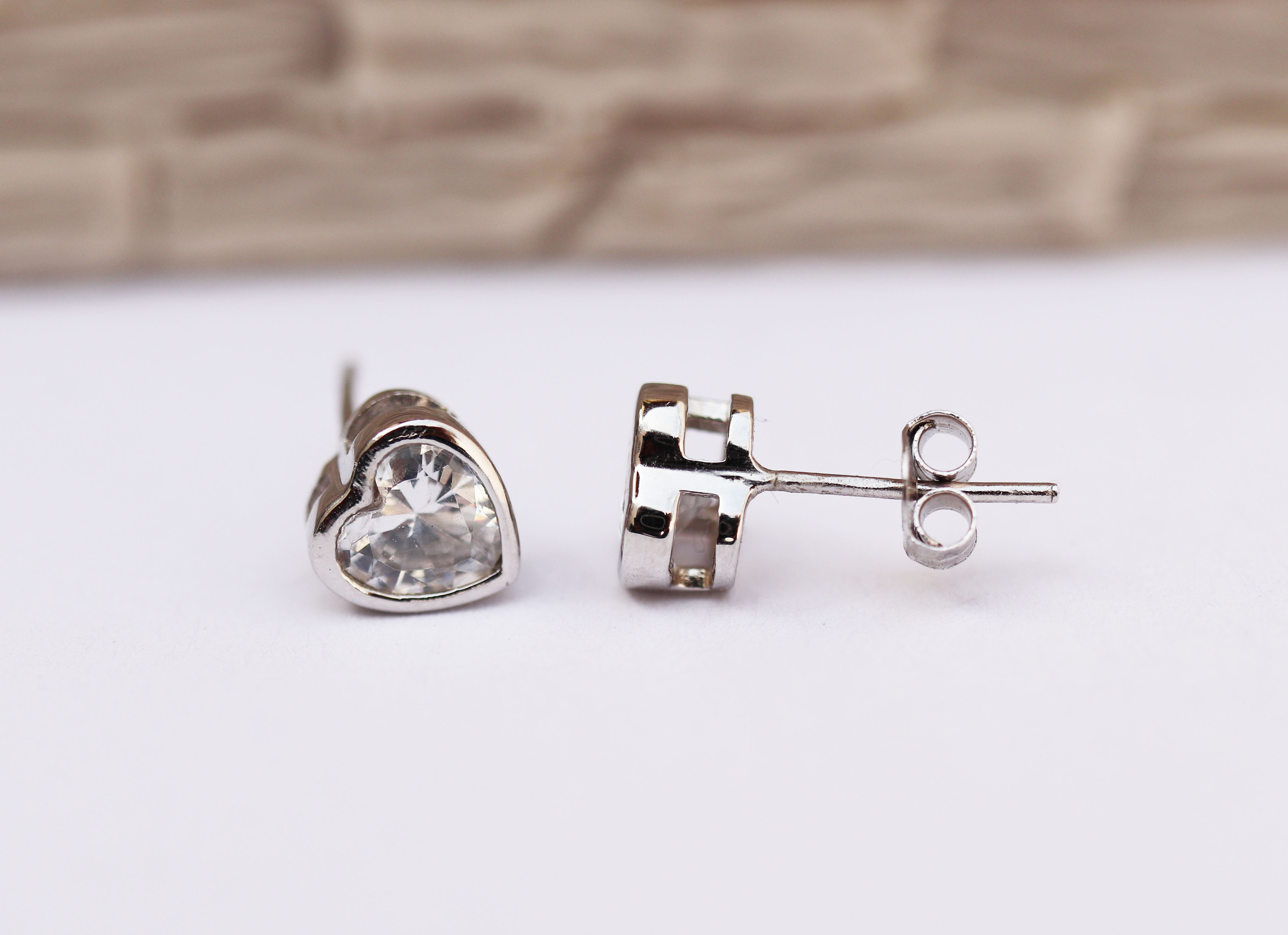 SE2E22103-7 Aretes Corazón Plata .925 con Baño de Rodio y Zirconia