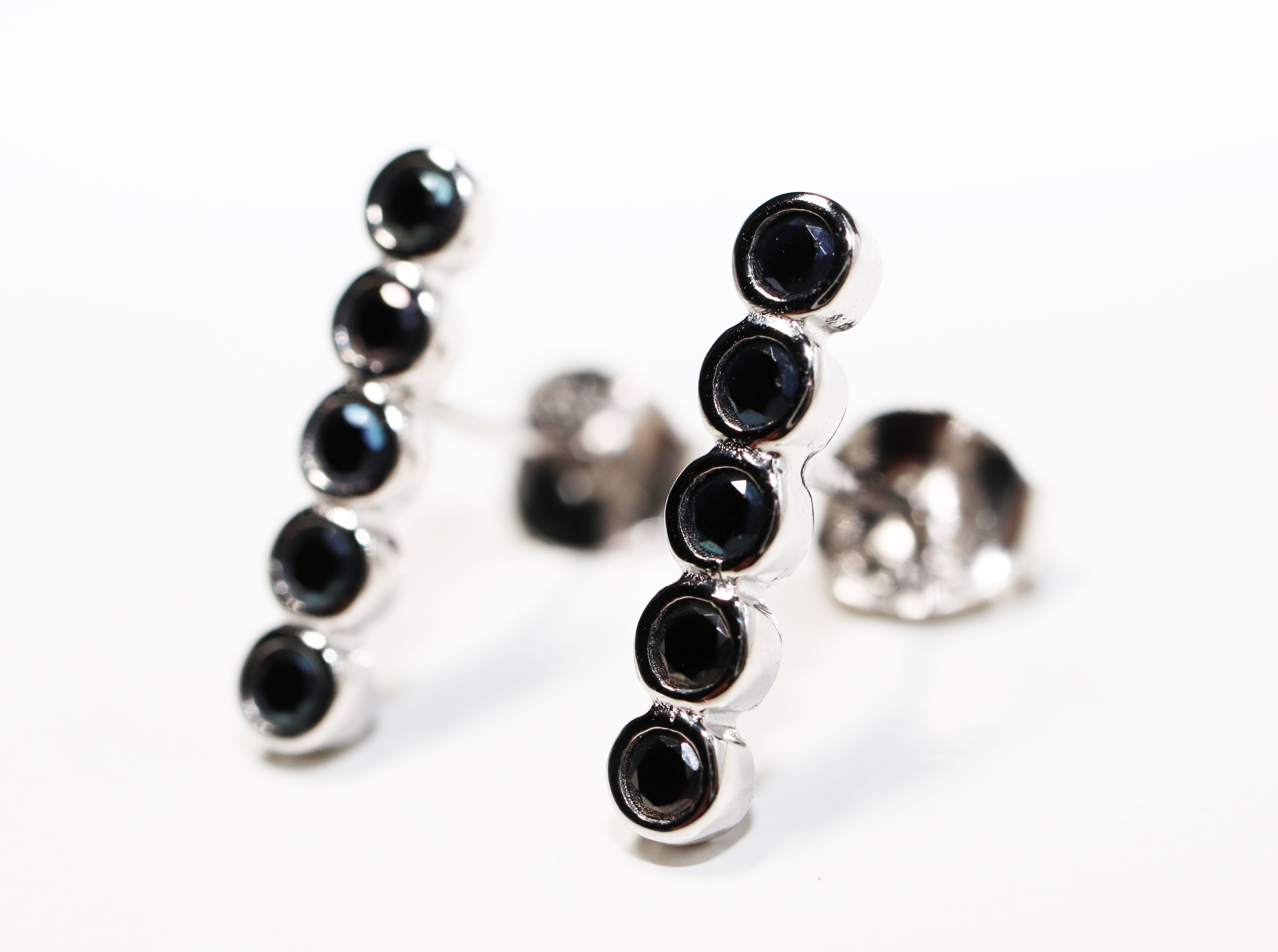 EB1006 Aretes Barra 5 Czs Negras Plata .925 Baño Rodio