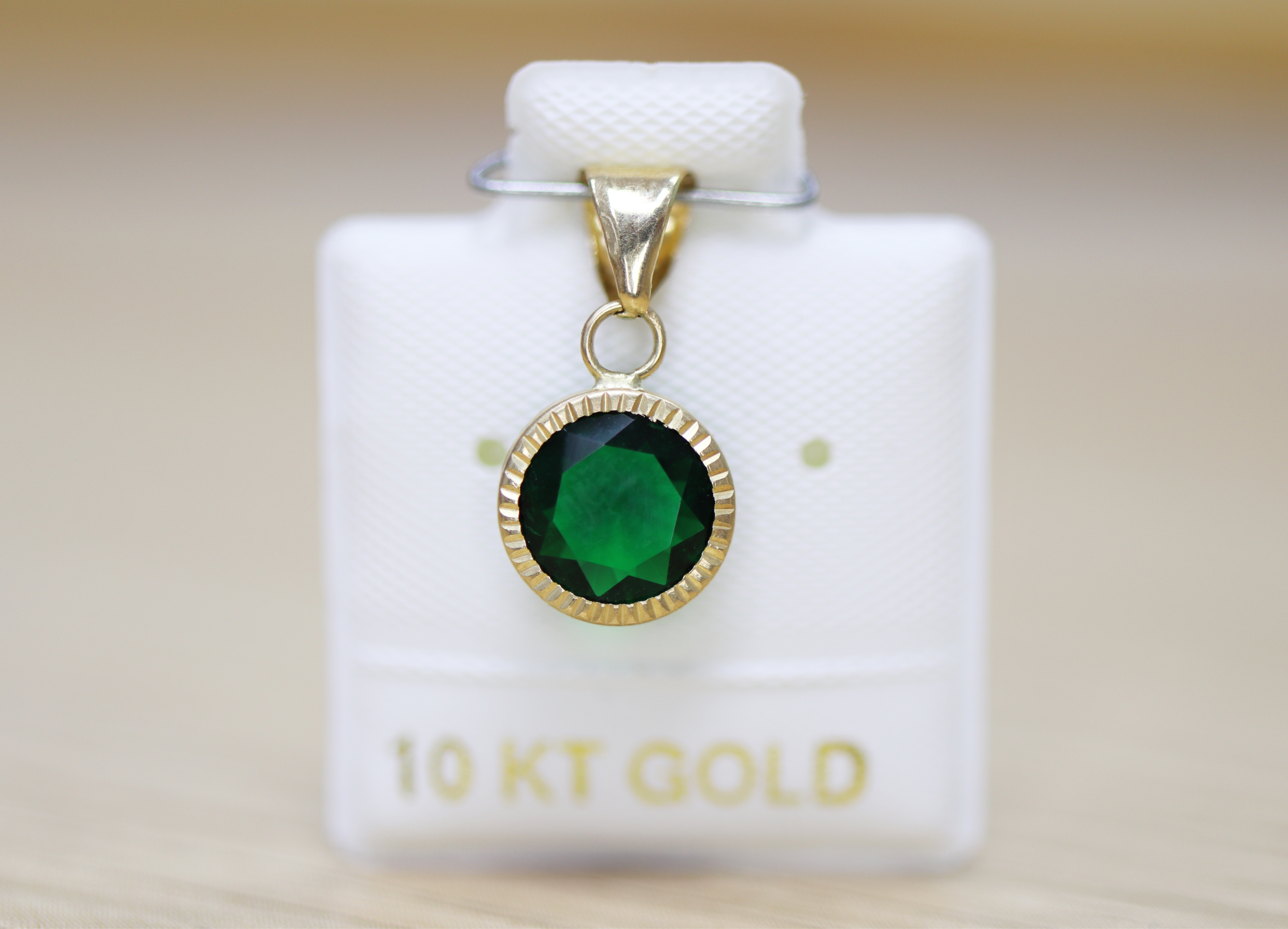 BOC17DVE Mini dije 10K diamantado 8mm verde esmeralda