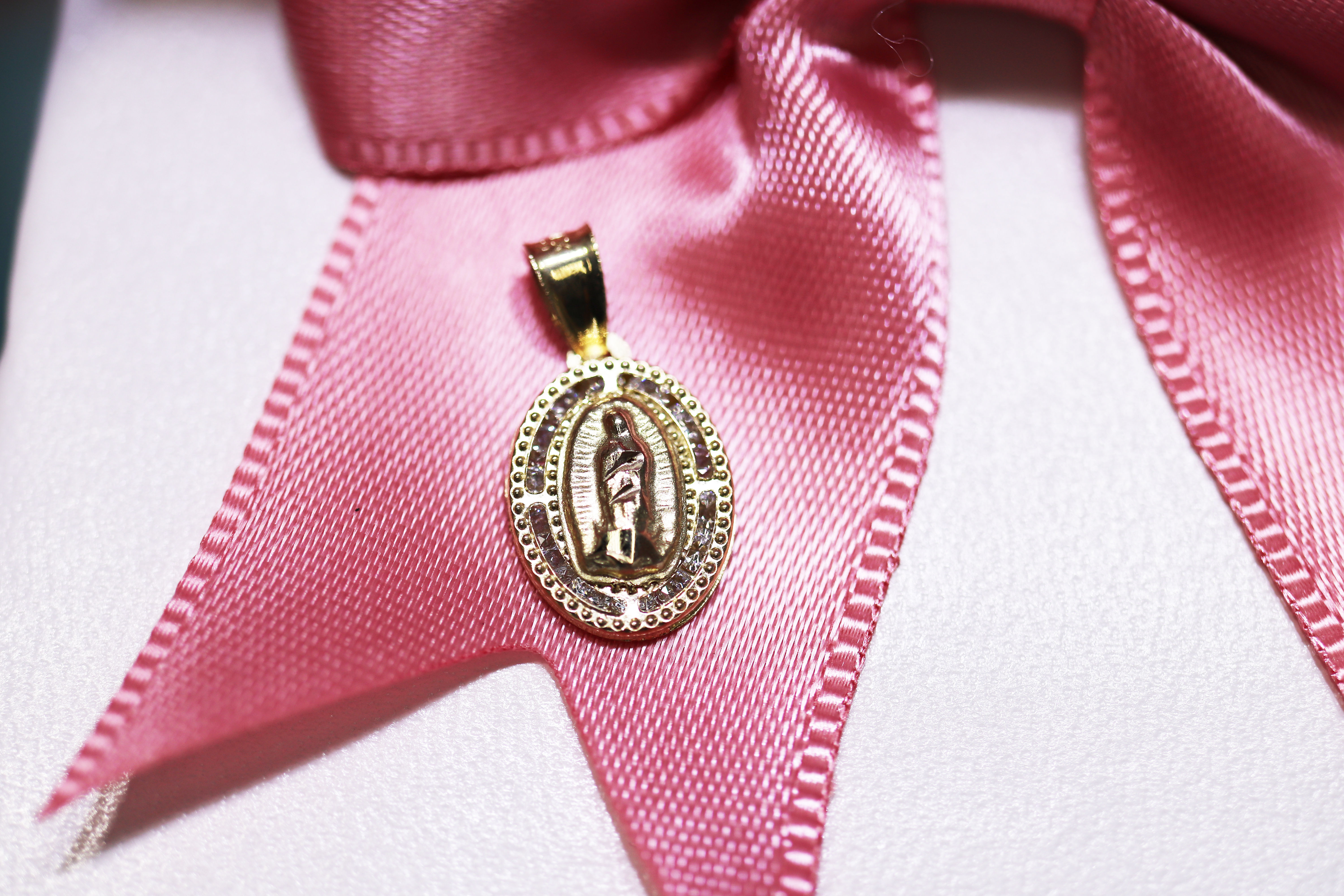 M05 Medalla Virgen Gpe Oro 10K ligera peso 0.5g 1.5 cms alto