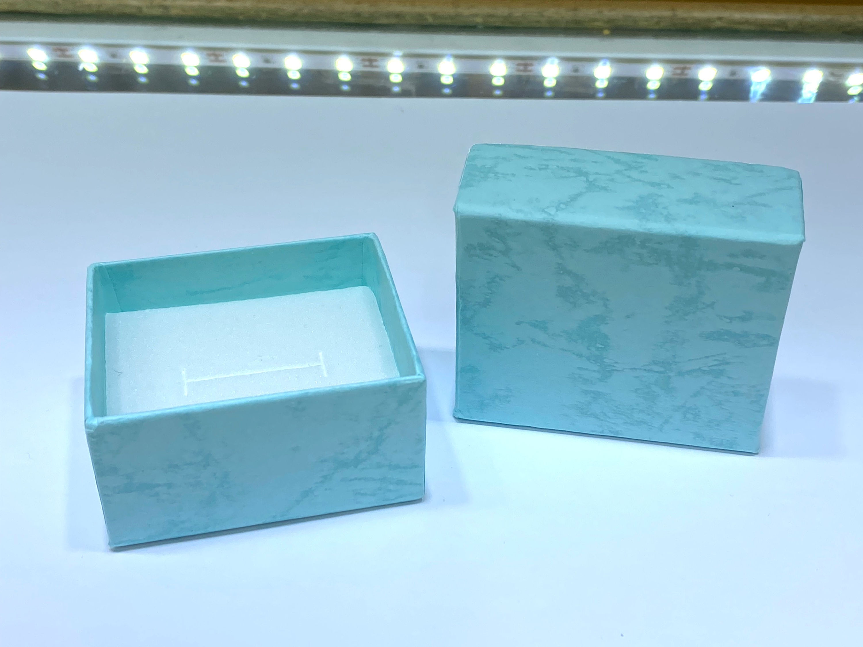 020310 Caja lisa color 5x5.5cms