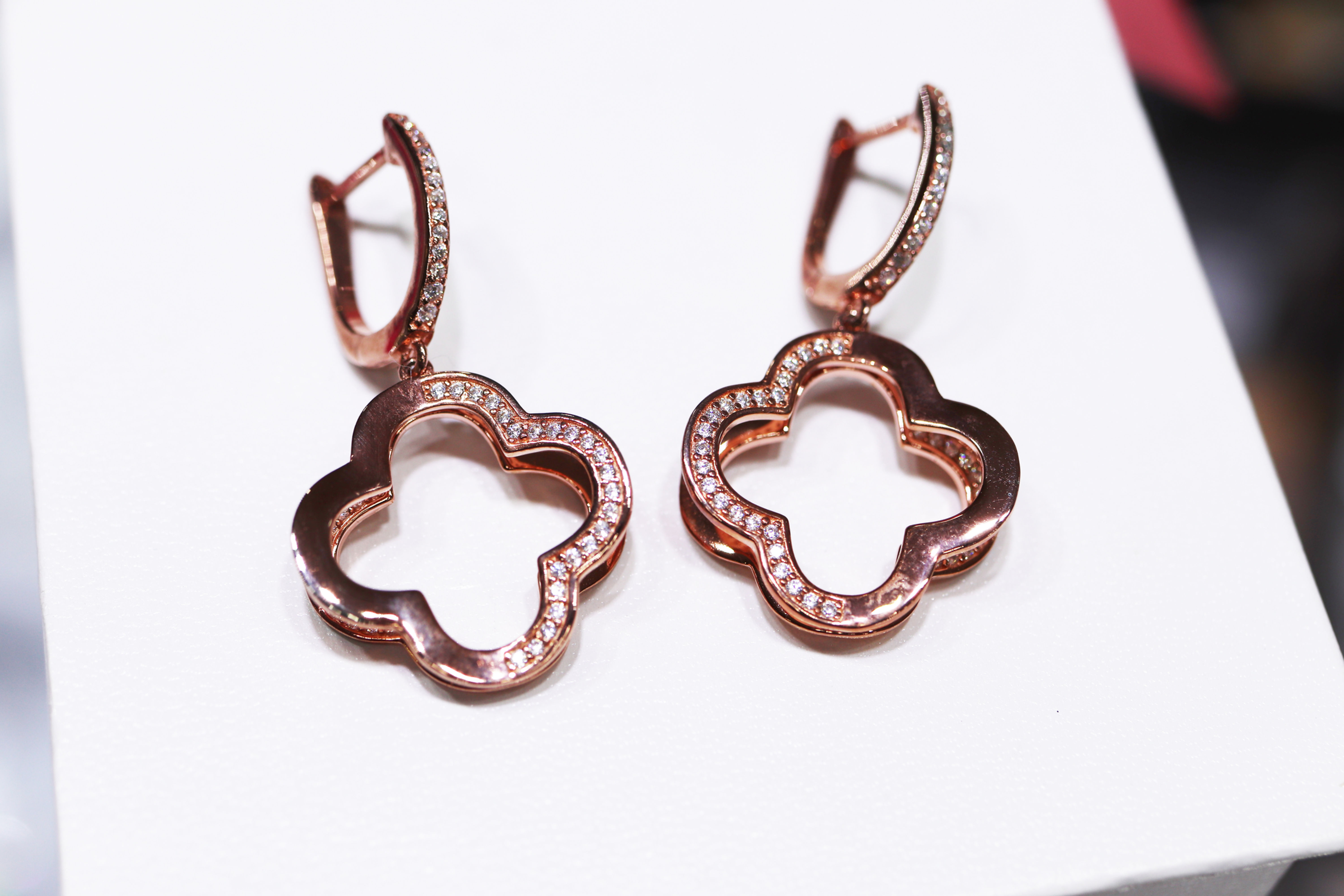 SE-ER83758-2 Aretes Flor Colgante - Plata .925 Baño Oro Rosa y Zirconias