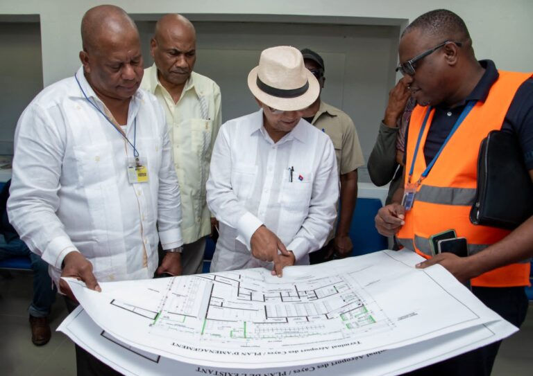 Réhabilitation de l’aéroport des Cayes : Leslie Voltaire en déplacement d’évaluation dans le Grand Sud