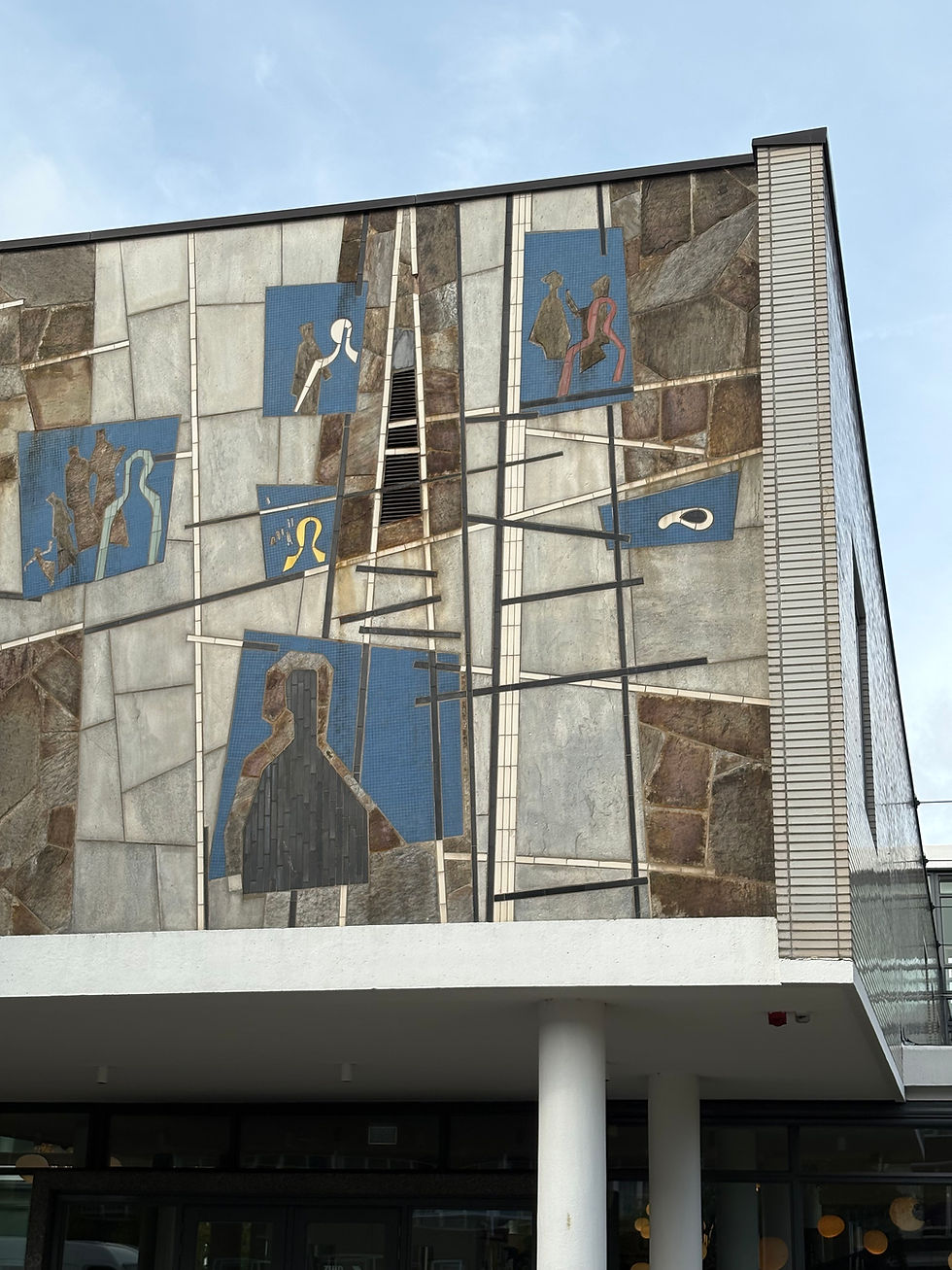 Voorgevel van voormalig schoolgebouw "Zuiderpark H.B.S." in Den Haag