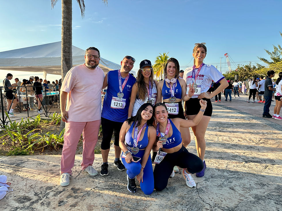 Grupo de corredores y representantes de Medifem celebran su participación tras completar el Medio Maratón de la Mujer 2025 en Cancún.