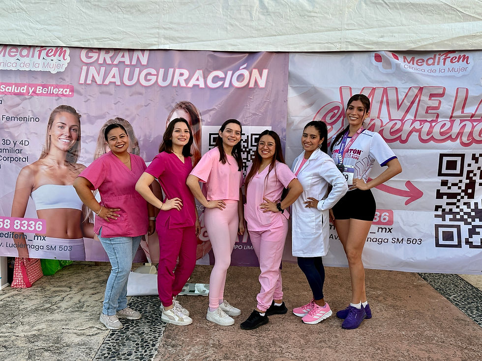 Equipo de Medifem posa frente al módulo de atención durante la inauguración oficial de la clínica en el Medio Maratón de la Mujer 2025 en Cancún.