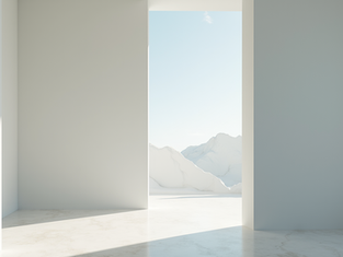 Interior minimalista con paredes claras y vista a montañas blancas bajo un cielo suave.