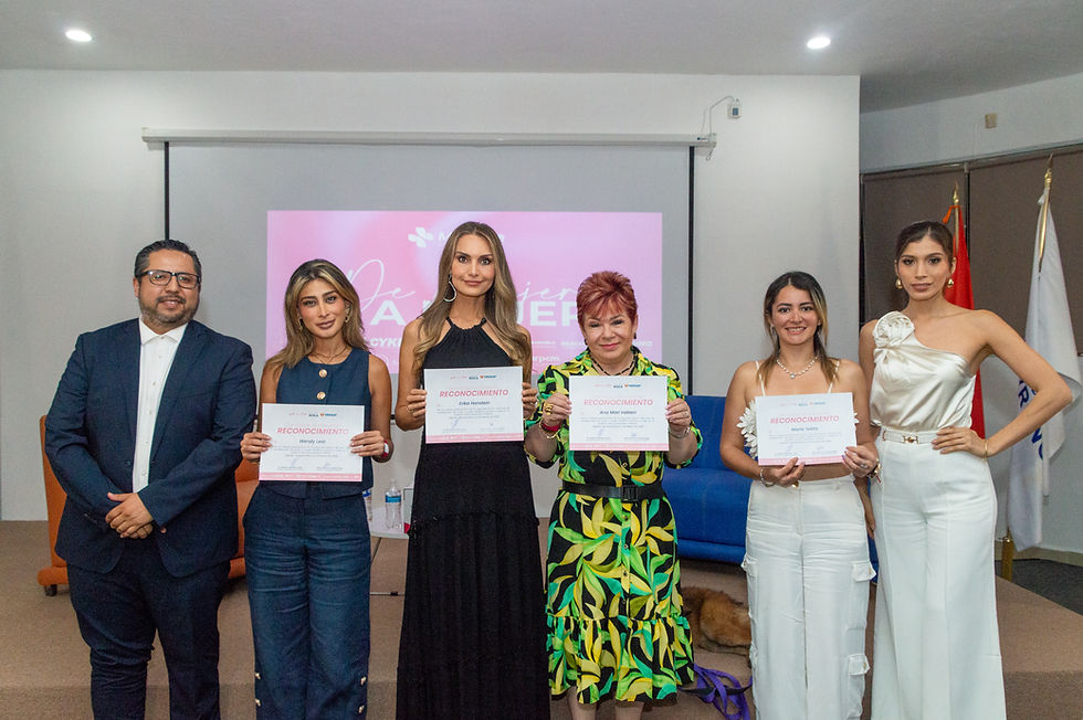 Grupo de conferencistas y organizadores posan juntos al cierre del evento De Mujer a Mujer Medifem 2025 en Cancún.