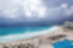 Playa con el cielo nublado en la zona hotelera de Cancún