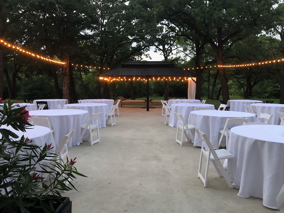 VASSÉ RENDEZVOUS PAVILLION WITH TABLES