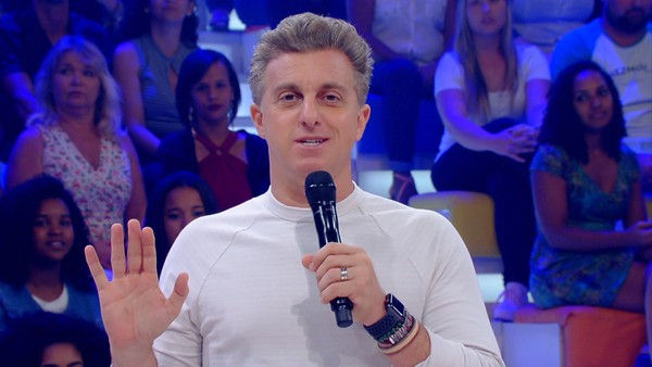 Globo irá anunciar a renovação de contrato de Luciano Huck no Conversa com Bial. 