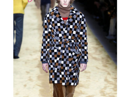 Um guarda-roupa de inverno forte e desejável no Inverno 2016 Fendi.