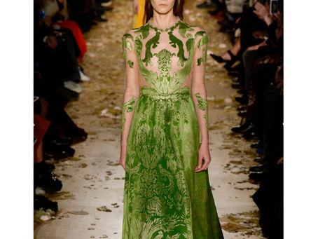 Valentino e a História da Arte Greco-Romano em seu desfile de Alta Costura.