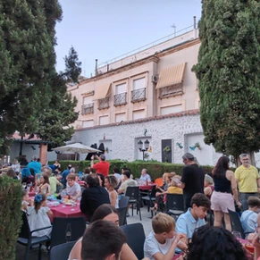 Música, vino y tradición: el Baile Intergeneracional de Verano llenó de ritmo y gastronomía La terraza del Casino de Tomelloso 4 87ed18 6e7965f25bf84490b71c393942106965~mv2