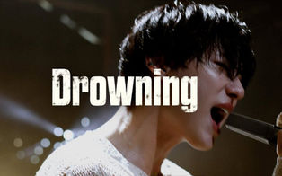 Woodz chantant Drowning sur scène