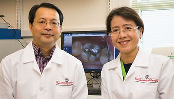 Professeur adjoint Xiaozhong (John) Yu et scientifique Lei Yin