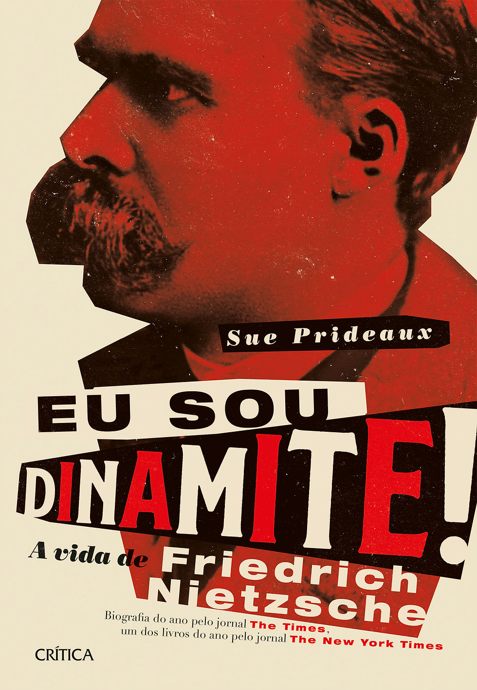 Capa do livro Eu Sou Dinamite! A Vida de Friedrich Nietzsche, de Sue Prideaux. A arte apresenta um retrato estilizado de Friedrich Nietzsche em perfil, predominando tons de vermelho, preto e bege. O rosto do filósofo ocupa grande parte da composição, enquanto o título aparece em letras grandes e contrastantes, destacando a palavra “DINAMITE!” em vermelho e branco. O design gráfico moderno e fragmentado remete à força, à ruptura e ao impacto intelectual associados ao pensamento de Nietzsche.